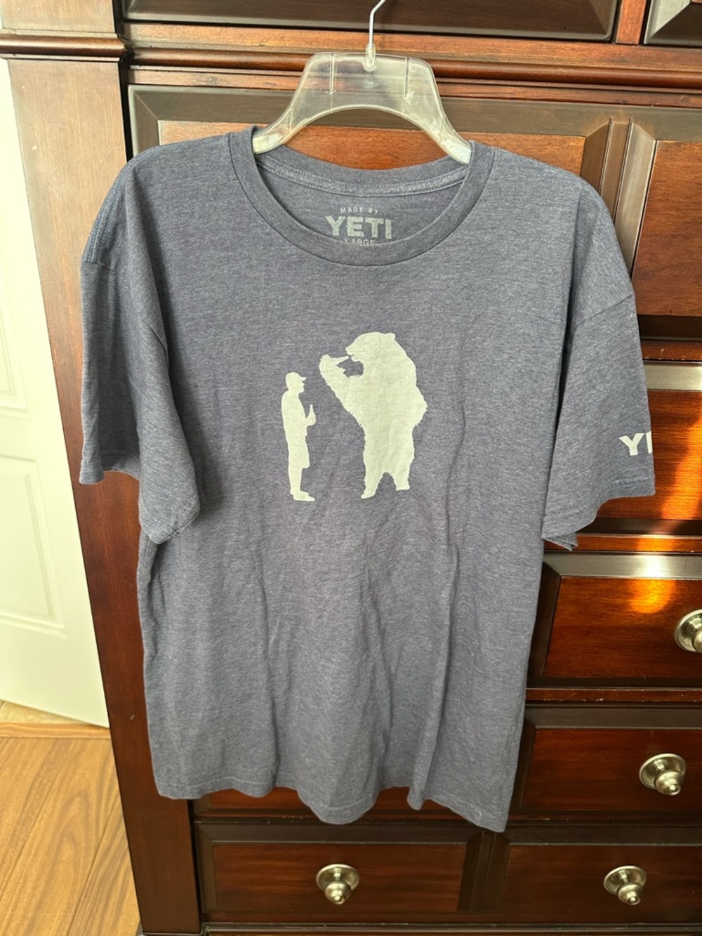 Yeti Men's Navy Short-Sleeve Tee -Man & Bear having a drink- Sz Large